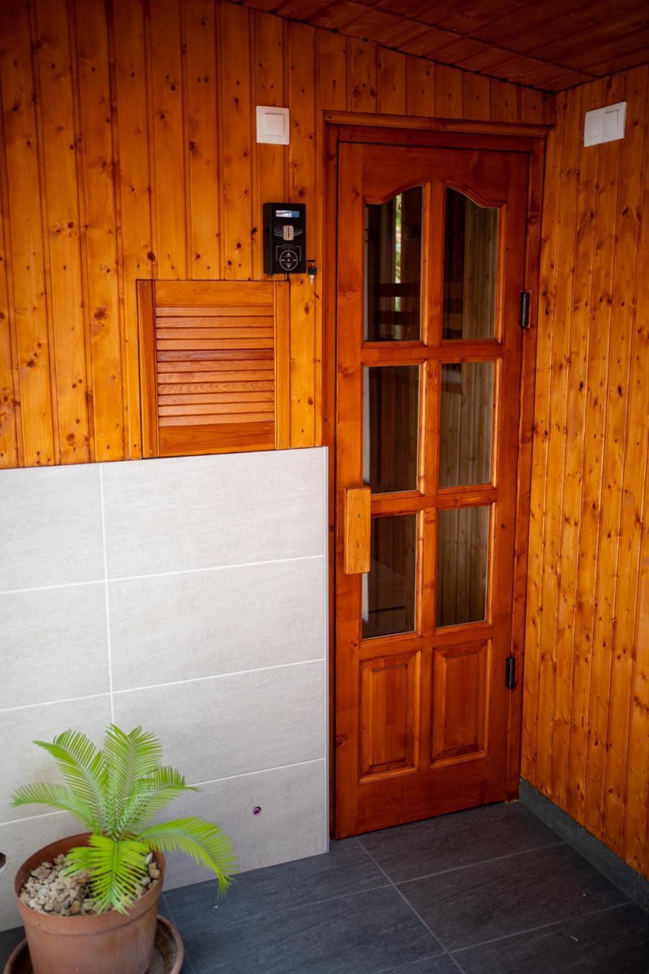 Holiday Apartmanhaz Gyula Exteriör bild