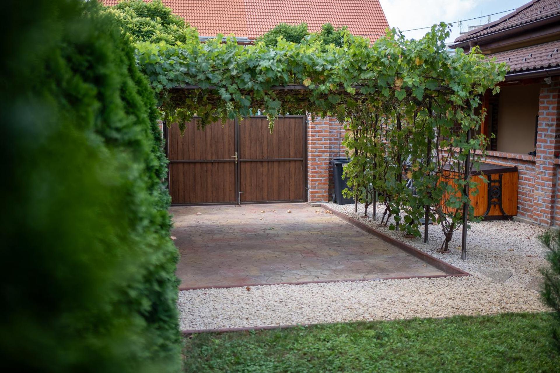 Holiday Apartmanhaz Gyula Exteriör bild
