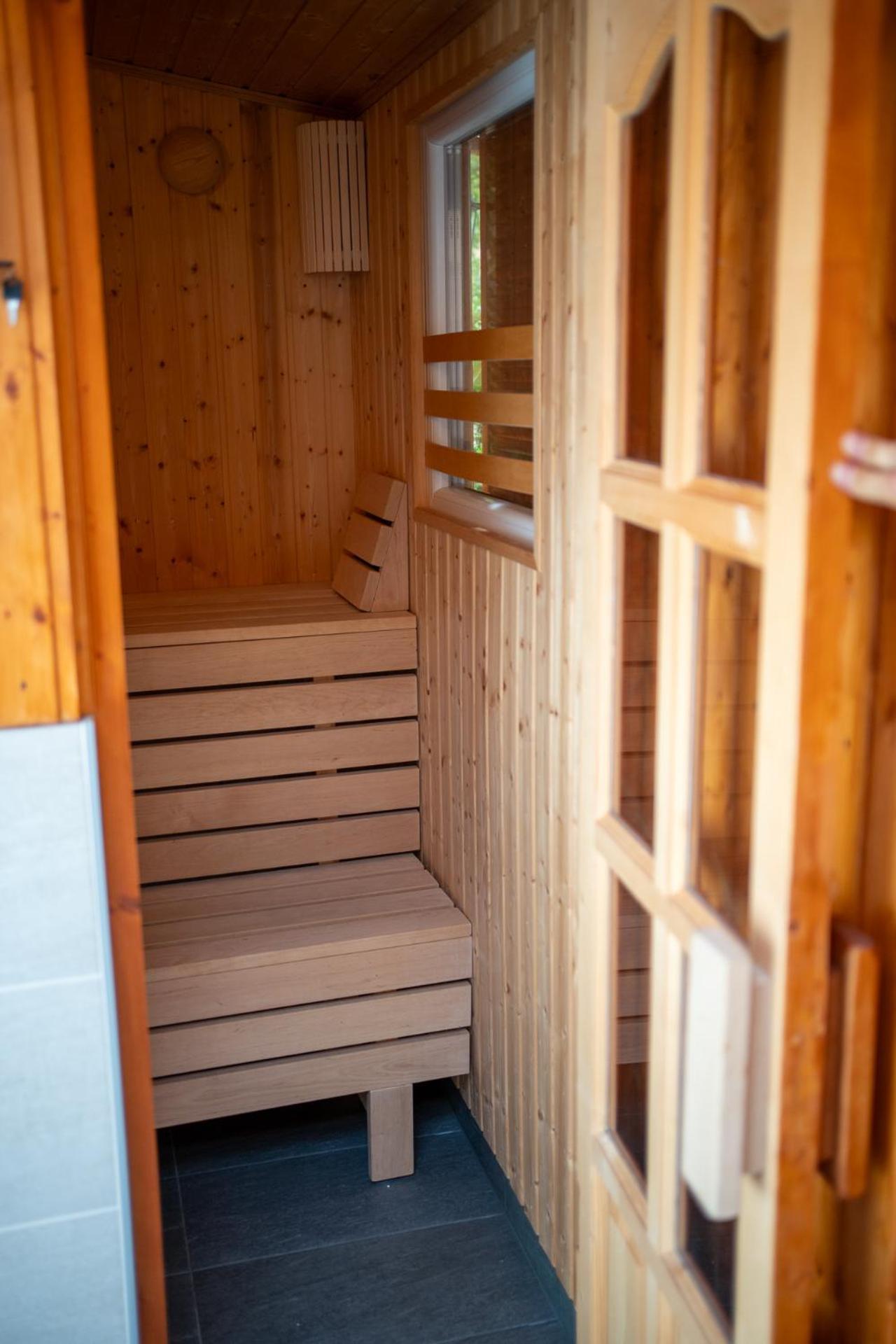 Holiday Apartmanhaz Gyula Exteriör bild