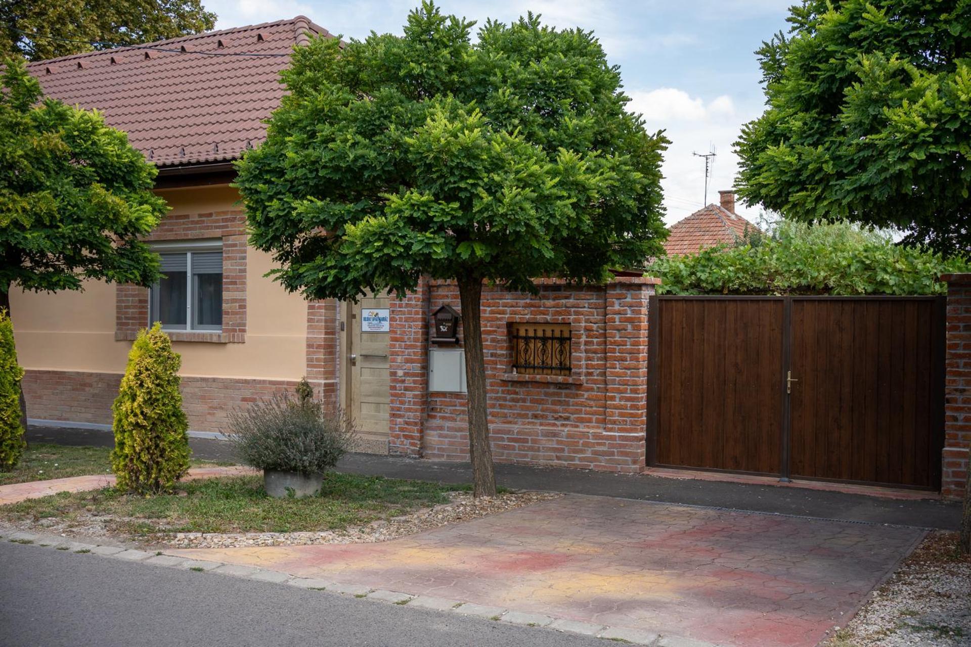 Holiday Apartmanhaz Gyula Exteriör bild