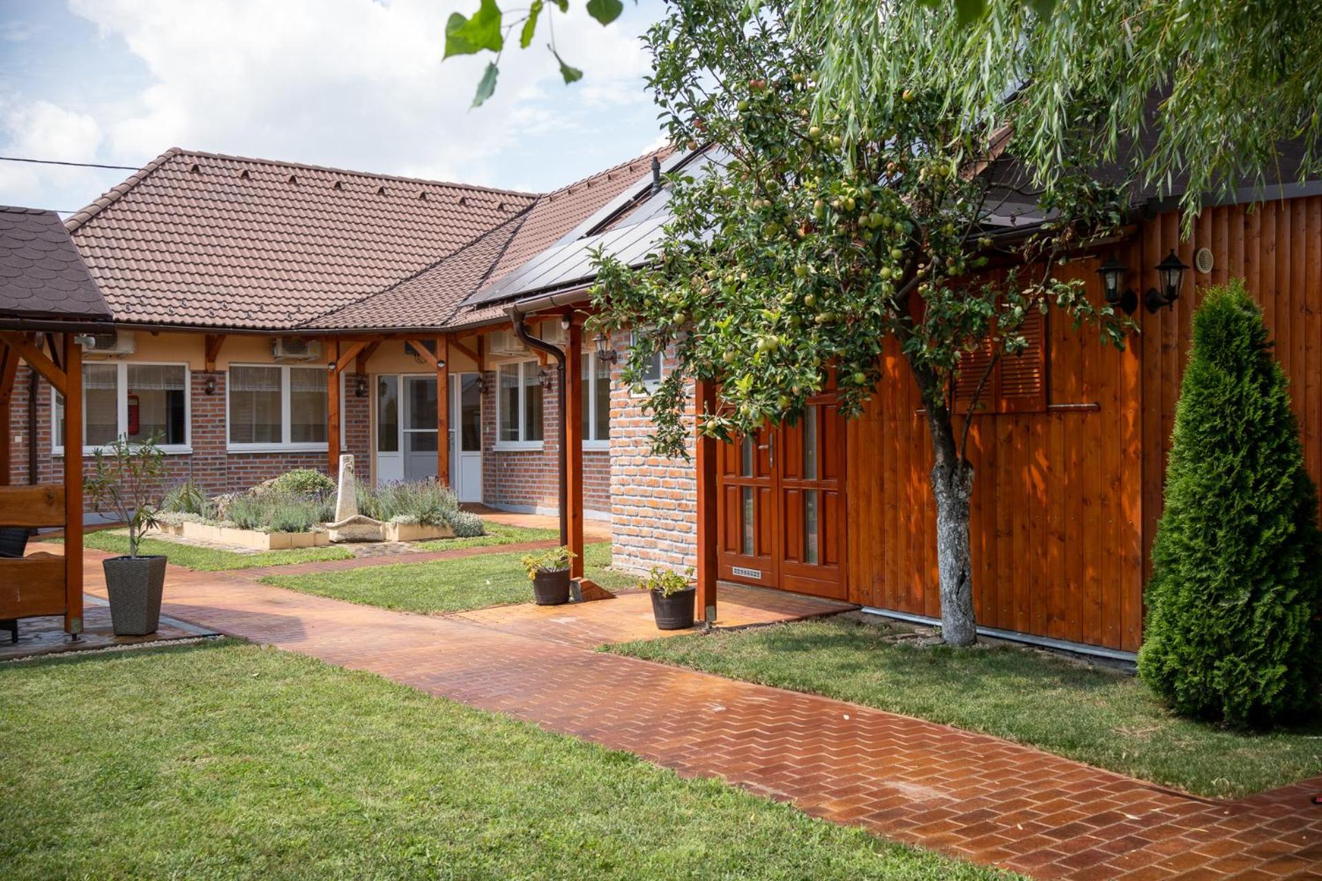 Holiday Apartmanhaz Gyula Exteriör bild